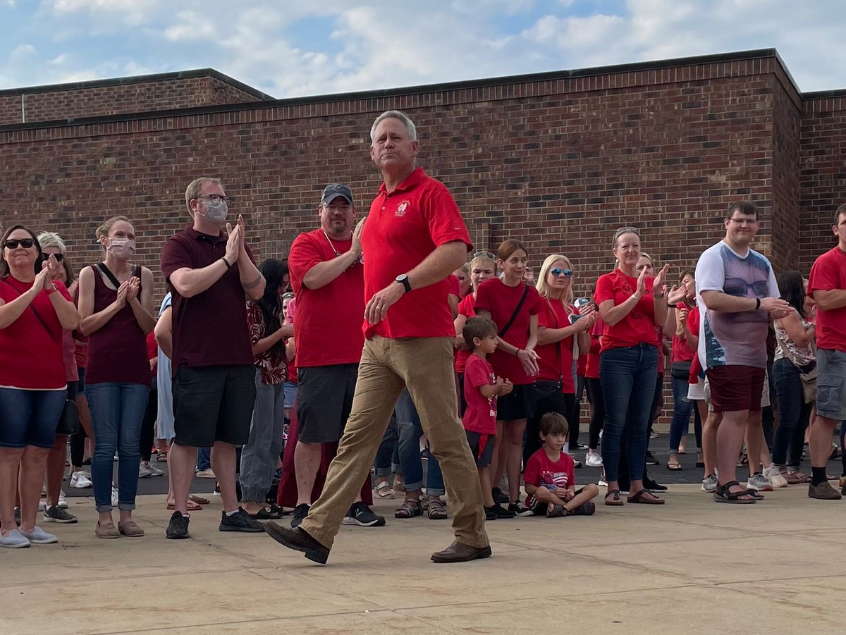 We stand with our Naperville Unit Education Association brothers and sisters! ✊🏽 They have voted overwhelmingly to authorize a strike. #IEAStronger #1u

Learn more about what they are fighting for here ▶️ ieanea.org/2021/08/11/nap…