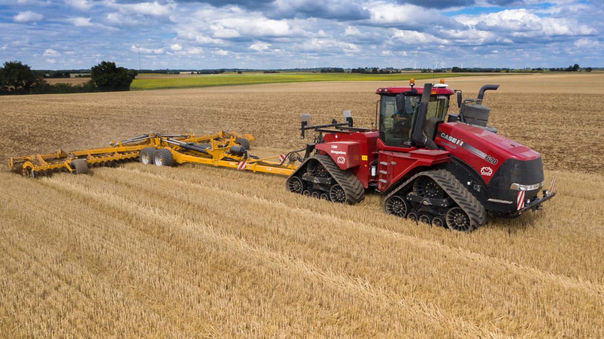 profiMagazin's tweet photo. Bodenbearbeiten XXL mit einem #Case IH Quadtrac 620 und 12m #Agrisem DOM GOLD. https://t.co/RDLir7mygg