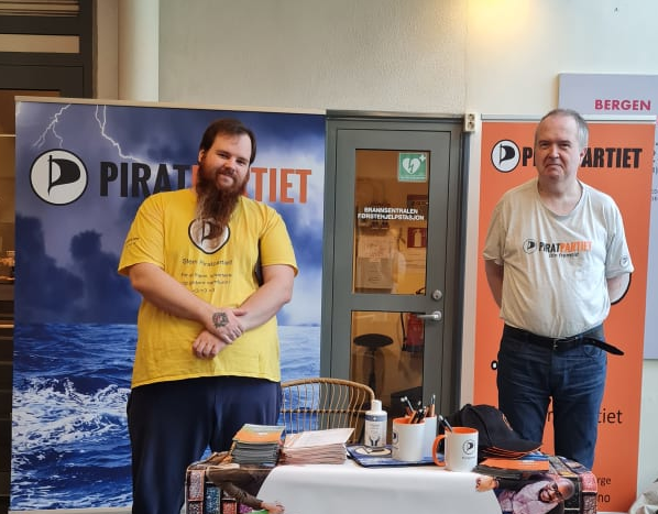 InkognitoPirat's tweet photo. God stemning i valgboden på Bergen Storsenter. 👍 https://t.co/wteSa5NTsN