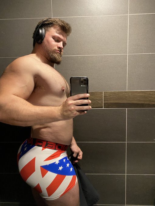 Ass got a good pump on at the gym today, fuck I love leg day 😈 weighing in at 112.1kg today 😍 https://t<a href="/tag/bigdickproblems"class="tags"><span>#bigdickproblems</span></a>