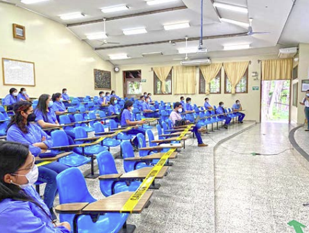 ZamoranoHN's tweet photo. Un sistema híbrido de enseñanza ha sido implementado, siguiendo todos los protocolos de bioseguridad. Estudiantes están de regreso al aula, interactuando cara a cara con los docentes y compañeros, realizando prácticas de laboratorio y tareas especializadas de aprendizaje práctico https://t.co/79Vq6OzFwt