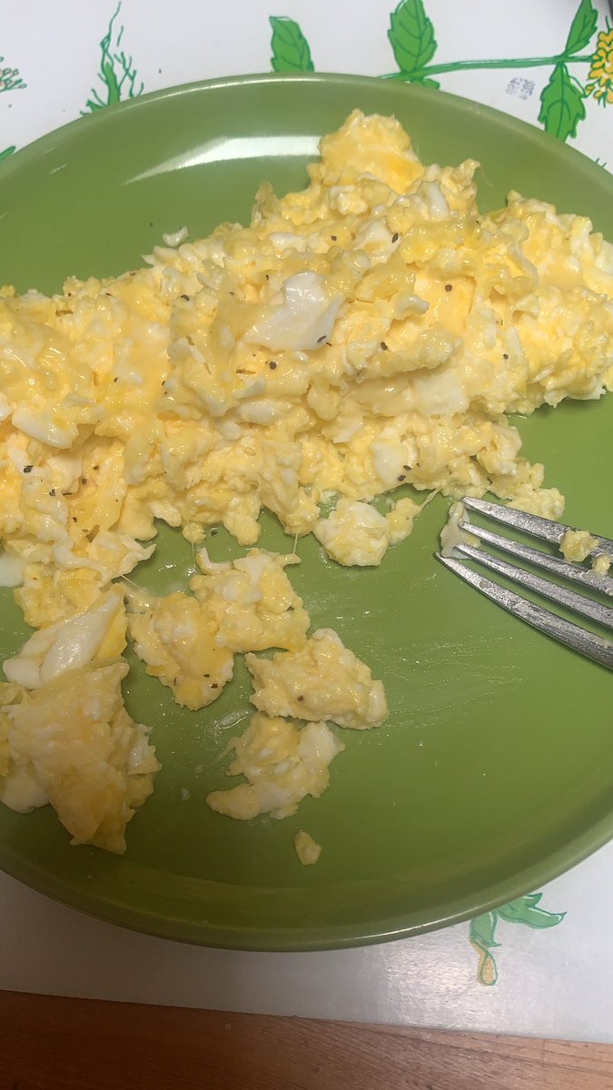 computer_screen's tweet photo. Cheesy eggs #permabulking #foreverbulking #breakfast #eggs #gfuel #sourcherry #megapotion #bulking #cheese https://t.co/gqDBqsZbAx