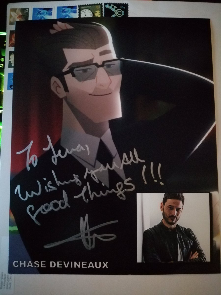 Olena_love's tweet photo. @CarmenSandiego  
Thank you so so sooo much, @rafaelpetardi , for the signature. It's the perfect gift for my 26th birth that's in 3 weeks (and 2 days but who is counting😉). 
Now I need to find a frame to hang it in my living room
#SummerofSandiego https://t.co/BPE75zl1Nd