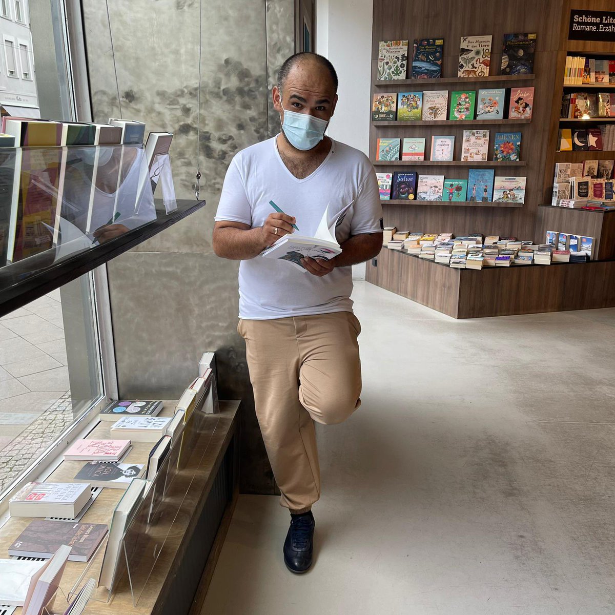 Bei <a href="/ocelot_berlin/">ocelot,</a> gibt es neue signierte “Mein Prinz, ich bin das Ghetto“ Bände 🦚🦚🦚