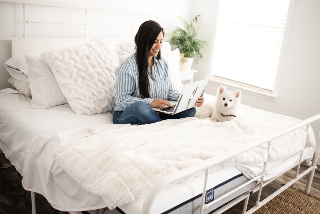 LullBed's tweet image. Work From Home Hack: Have your furry friends be your assistants 🐶🐱

10/10 would recommend and say immediate improvements in their day.

📸: @afamiliabelmonte

#workfromhome #workingfromhome #wfhtips #wfhlife #dogs #getyourlullon