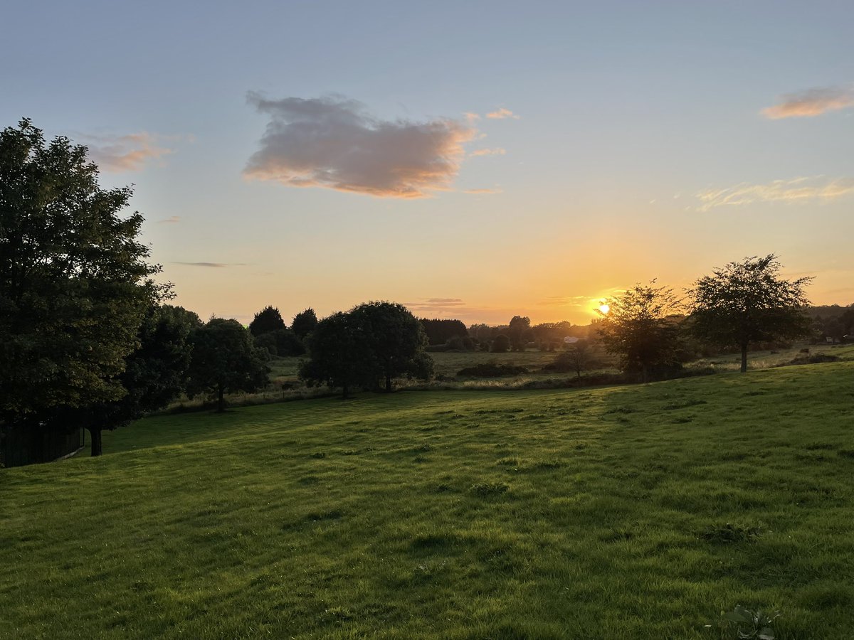 KevinQ1987's tweet photo. Sunset in Ballymoney @angie_weather @WeatherCee @barrabest @bbcniweather https://t.co/iJWCQ4ttZ7