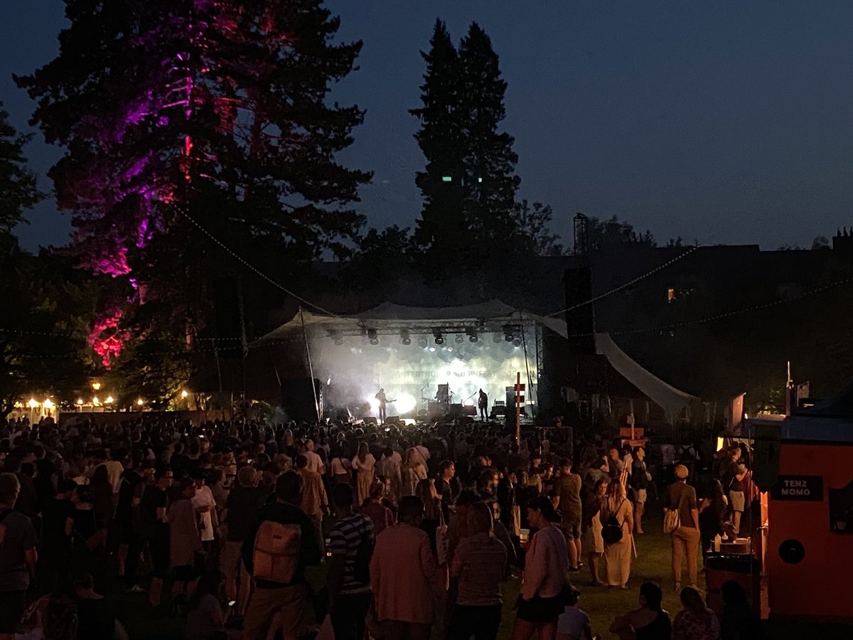 wintimet's tweet photo. So geil. Einmal zur Haustüre rausfliegen und schon mitten in den #Musikfestwochen. Eröffnungsabend #Rychenbergpark #Winterthur. https://t.co/4ViuuWus4U