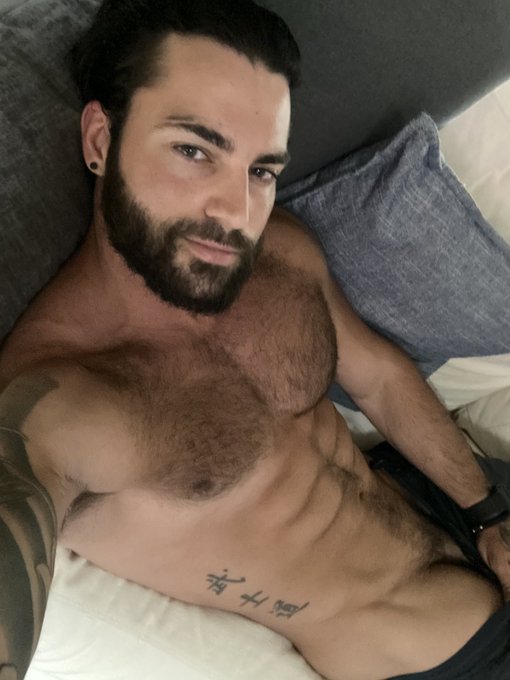 Horny😏  https://t.co/rzaiC9BSdq https://t.co/BsHx6ICIH7