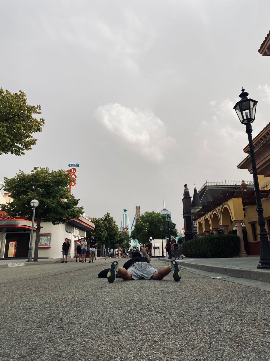 Yetiland2's tweet photo. Que tal en el Parque de la Warner con el calorcillo...?
#muertito https://t.co/8QBxlIVFzF