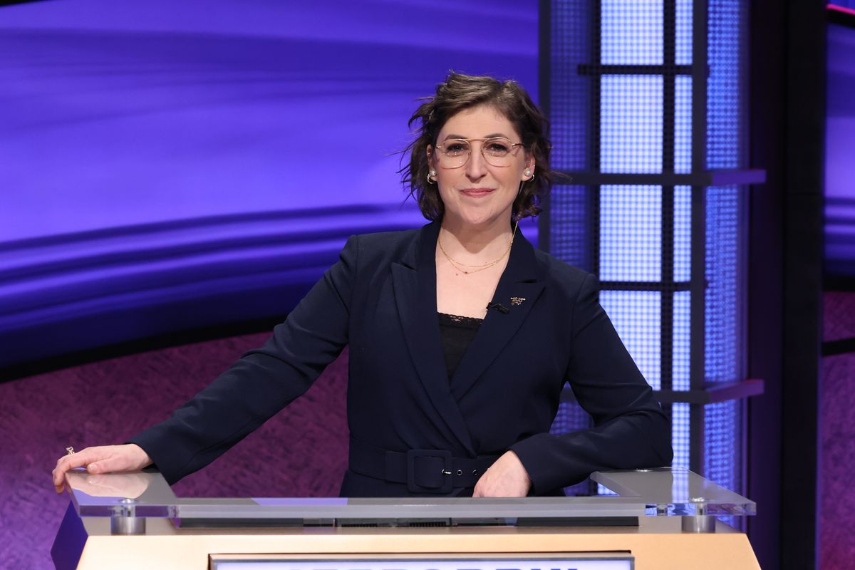 TBSNetwork's tweet photo. Woah! Congrats to @missmayim on her new Jeopardy gig! Shout out to that Ph.D. in neuroscience. 🧬 ⚗️ 🧪 🔬 https://t.co/Dj8IxaEVvp