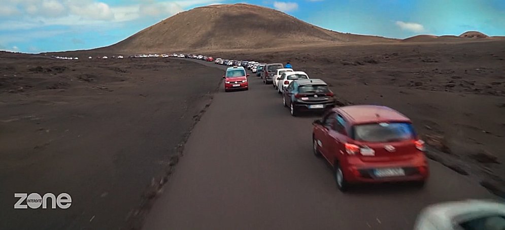 pierrot80remy's tweet photo. c'est un parc national protégé et pourtant on autorise les longues files de CO2 comme ça et on met l'entrée qu'à 9€ ?   c'est comme ça qu'on protège la nature là-bas au Canaries ?
#ZoneInterdite https://t.co/j5utzSCMEJ