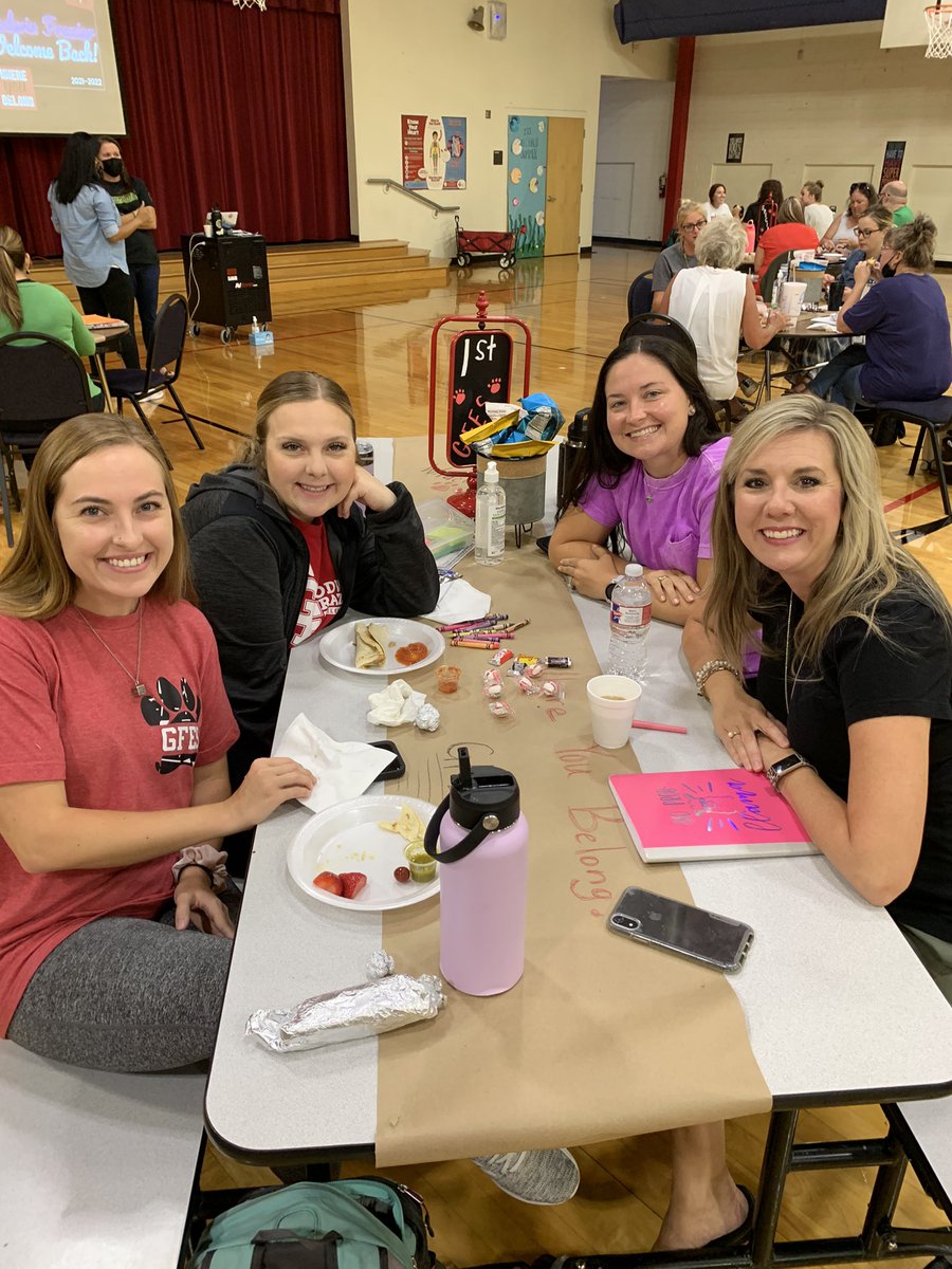 GFESWildcats's tweet photo. Welcome back GFES teachers and staff! ❤️@CarolynGump #riseupstronger https://t.co/NbBgQKDjZT
