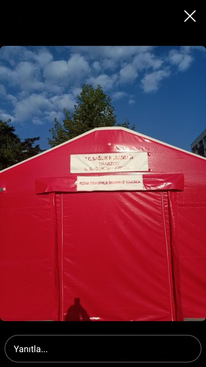 aliosmanonder34's tweet image. Park içinde kurulan çadır. +40 derecede a-$-ılama. Her sağlıkçı bilir; Bu a-$-ılar -70 derecede muhafaza edilmesi gerekiyor. Yani en az 10 derin dondurucu. Ne diyorlardı; Sırası gelen hastaneye gelmeli. Ne oldu parklara, pazarlara düştü? Çünkü a-$-ı değil. #KocaDamarımızaBastın