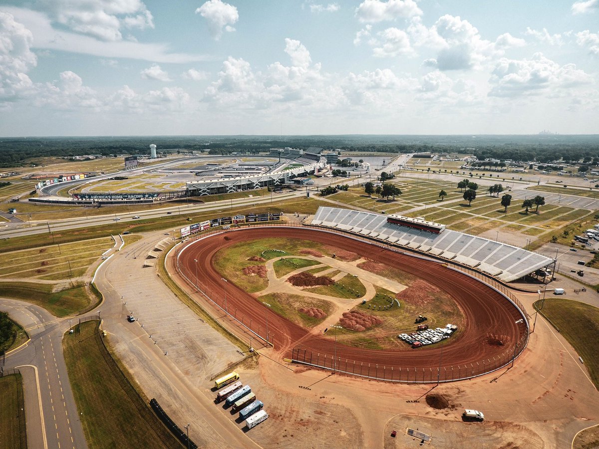 TheDirtTrack's tweet image. They photoshopped. We photogenic. 😎