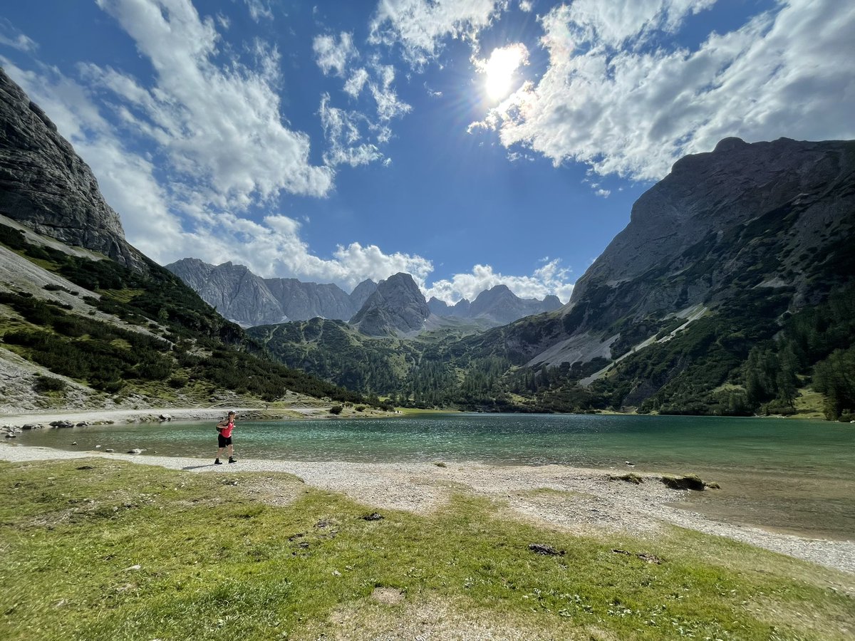 rafaelwiese's tweet photo. Auf dem Weg zur Coburger Hütte ⛰🥾😍 #seebensee #coburgerhütte #ehrwald https://t.co/xKccIEFrDD