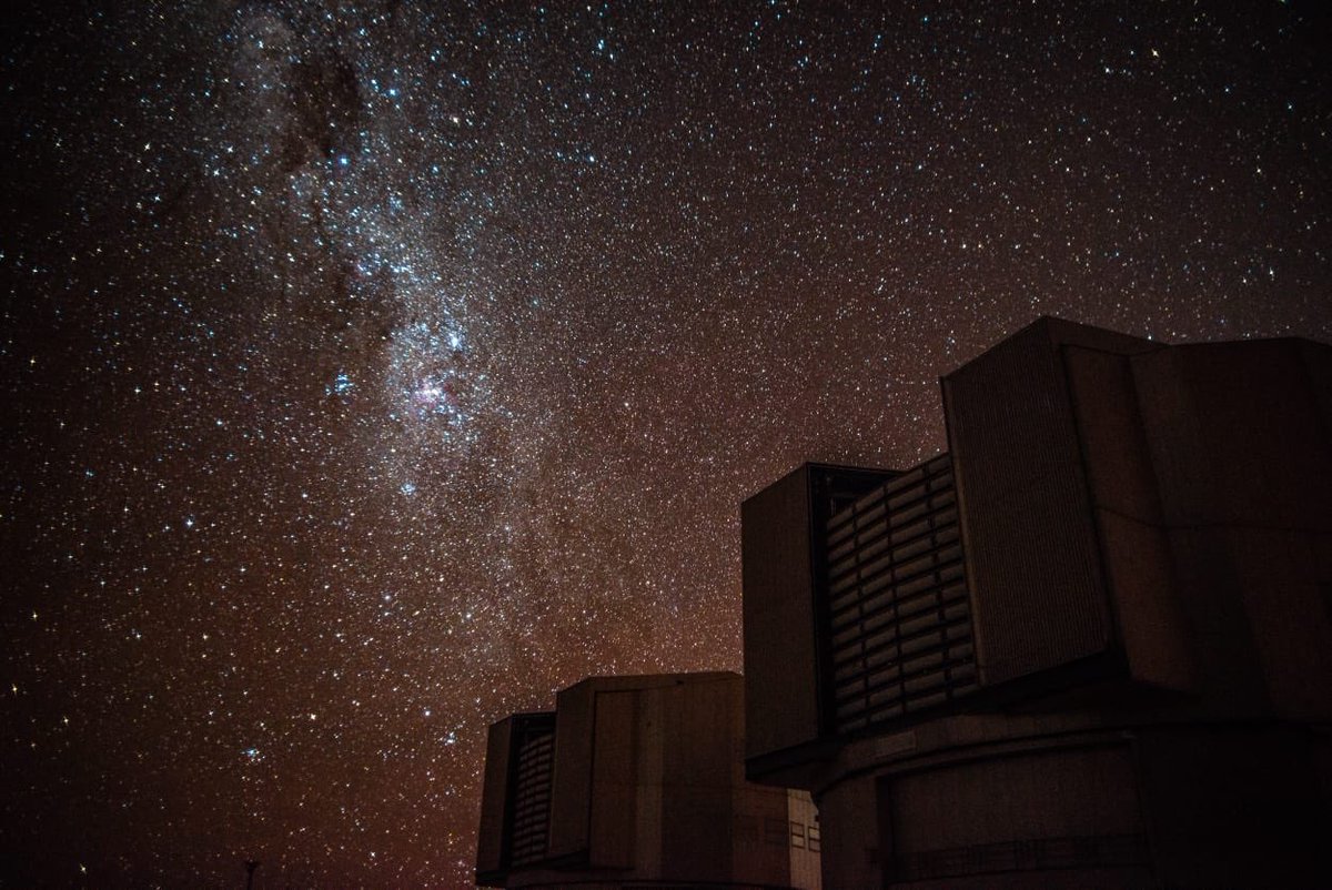 DemianArancibia's tweet photo. Hace 2 semanas Héctor Millar (@hamillarfoto) toma las primeras fotos del cielo austral desde la loza del VLT, no había sido posible desde octubre 2020 con el estallido y luego la pandemia. Miércoles 28 de julio de 2021, 7 pm aprox. https://t.co/TiRk5WmhvK