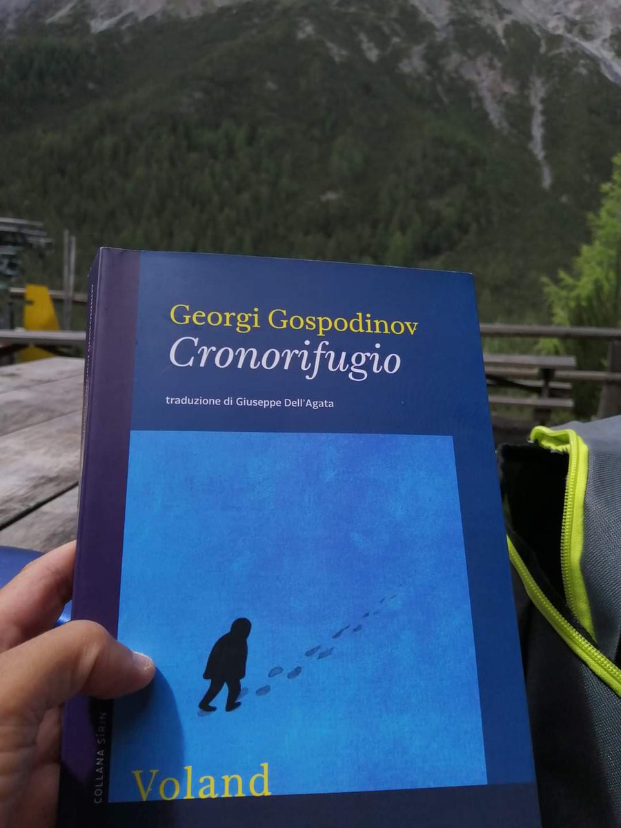 un magnifico romanzo sul tempo, sulla memoria, anzi sulle nostre progressive perdite di memoria. Il passato è davanti a noi, il futuro non lo vediamo (più). Cercate un Cronorifugio? Queste pagine fanno per voi