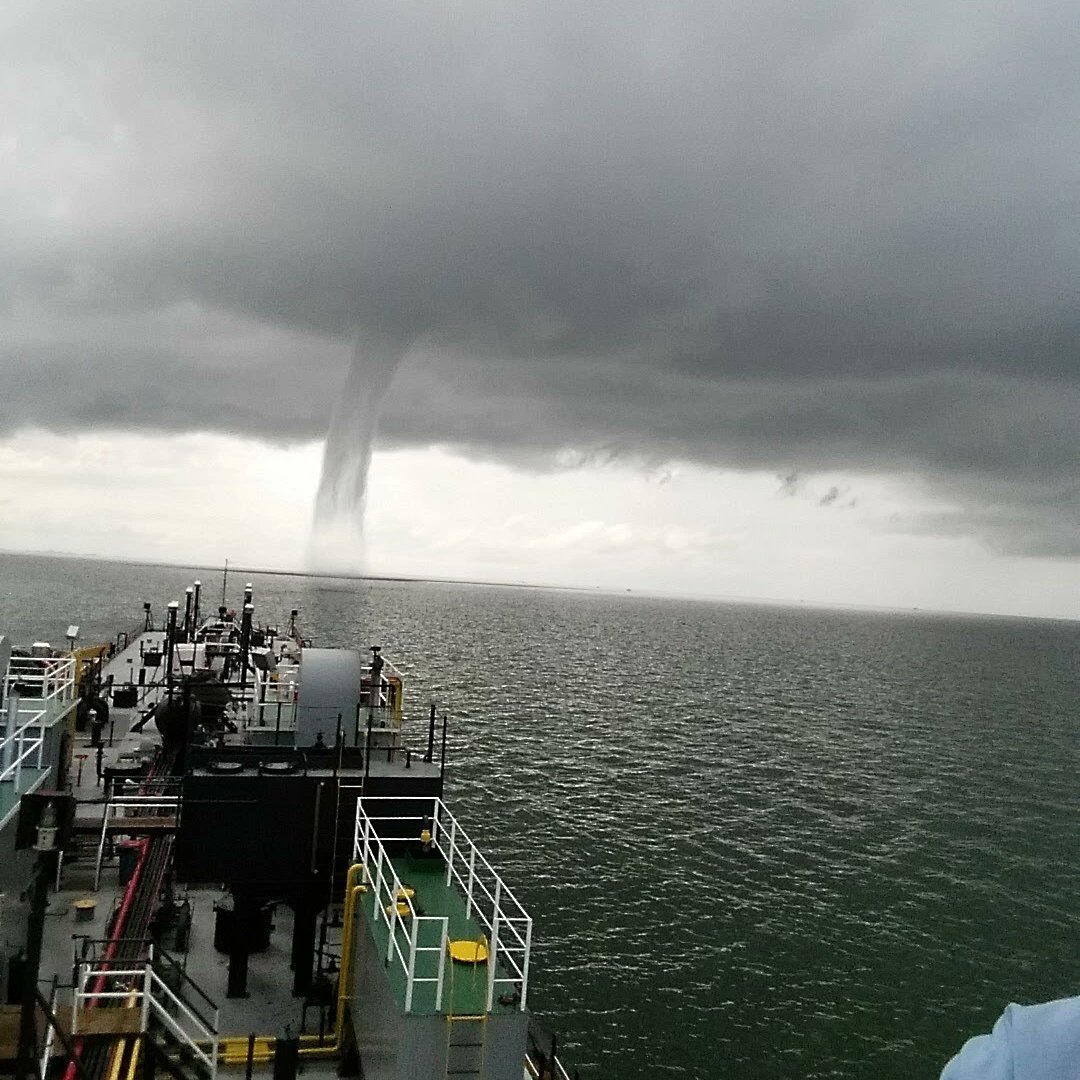 palomaresj's tweet photo. The experienced maritime pilot does not take unnecessary risks when his business is to combat maritime risk and not be surprised by climate change https://t.co/1X4gL89g78