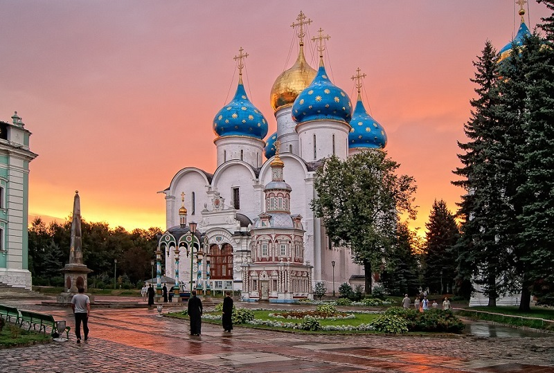 RusEmbUSA's tweet photo. 🔻
#VisitRussia 🇷🇺 #VisitSergievPosad
⛪️#OTD in 1⃣3⃣3⃣7⃣ the Trinity Lavra of St.Sergius, “the pearl” of the Russian church architecture, was founded by the monk Sergius of #Radonezh.
In 1993 Lavra joined @UNESCO World Heritage List:
🔻
https://t.co/q7681XurTJ https://t.co/eaZw76vq9z