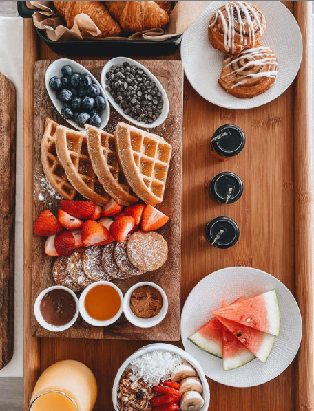 arubamarriott's tweet photo. Happiness is a luxury breakfast in bed 🥐😍 #arubamarriott
.
📸: Enriquebalestrini | IG
.
.
#aruba #myretreat #breakfastplate #foodie #travelinspiration #wednesdayeats #potd https://t.co/apVUjCH7dI