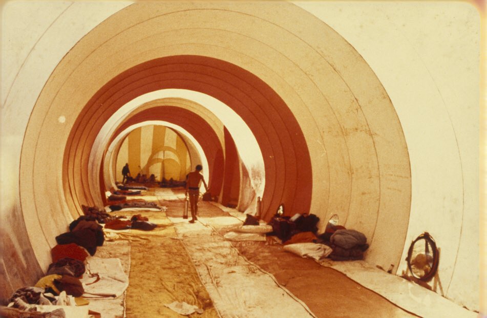 arquitect_viva's tweet image. Ha muerto José Miguel de Prada Poole a los 83 años. Arquitecto visionario, pionero en España en estructuras ligeras y neumáticas, construyó entre otras la Instant City en Ibiza, el Hielotrón de Sevilla, las cúpulas de los Encuentros de Pamplona de 1972 o el Palenque de la Expo92