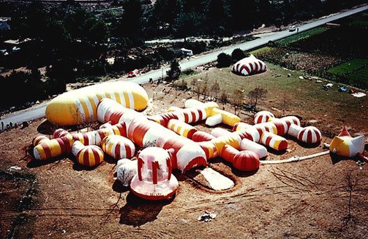 arquitect_viva's tweet image. Ha muerto José Miguel de Prada Poole a los 83 años. Arquitecto visionario, pionero en España en estructuras ligeras y neumáticas, construyó entre otras la Instant City en Ibiza, el Hielotrón de Sevilla, las cúpulas de los Encuentros de Pamplona de 1972 o el Palenque de la Expo92