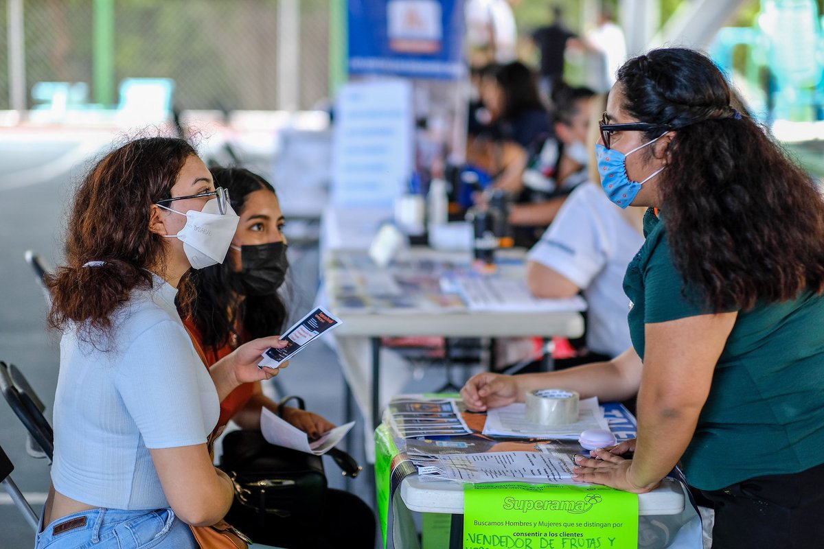 AytoCancun's tweet photo. En el marco de la conmemoración del día Internacional de la Juventud se llevó a cabo una edición más del programa “Ven y Empléate Joven”, para la oferta de 350 vacantes en total de 13 empresas aliadas, en el domo de la #sm61. https://t.co/aVYCZMSMXm