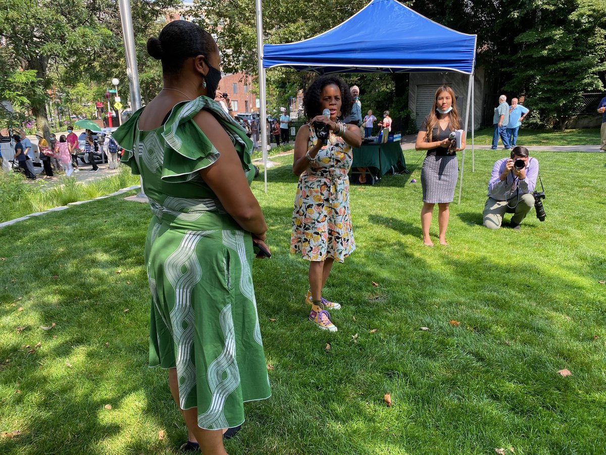 BostonEnviro's tweet photo. We hope everyone is staying safe during this #HeatWave!

Today @RevMariama joined @MayorKimJaney at the Neighborhood Coffee Hour. She handed out #ClimateReadyBOS towels that stay cool with tips to #BeatTheHeat

More tips on how to stay safe and healthy at https://t.co/XZt3q81LFi https://t.co/QeXWyDnnCg