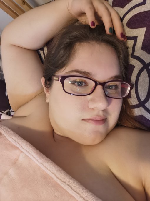 I put on eyeshadow for first time in a while cuz I'm hoping to film a few vids today. A bit rusty at<a href="/tag/streamate"class="tags"><span>#streamate</span></a>