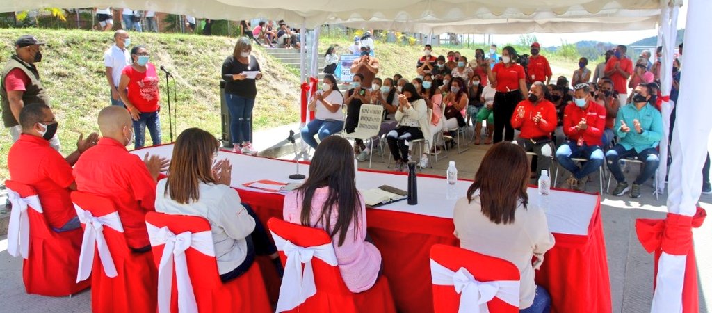 CarylBertho's tweet photo. El Pdte. @NicolasMaduro nos ha orientado encontrarnos con los líderes y lideresas en el TERRITORIO, y revisar, rectificar y reímpulsar el Servicio de Gas... 

 Aquí en "La Limonera” estamos con un extraordinario equipo AVANZANDO.

@HectoRodriguez
@GeorgetteTop 
@arangurenpsuv https://t.co/XPx28Z7g0H