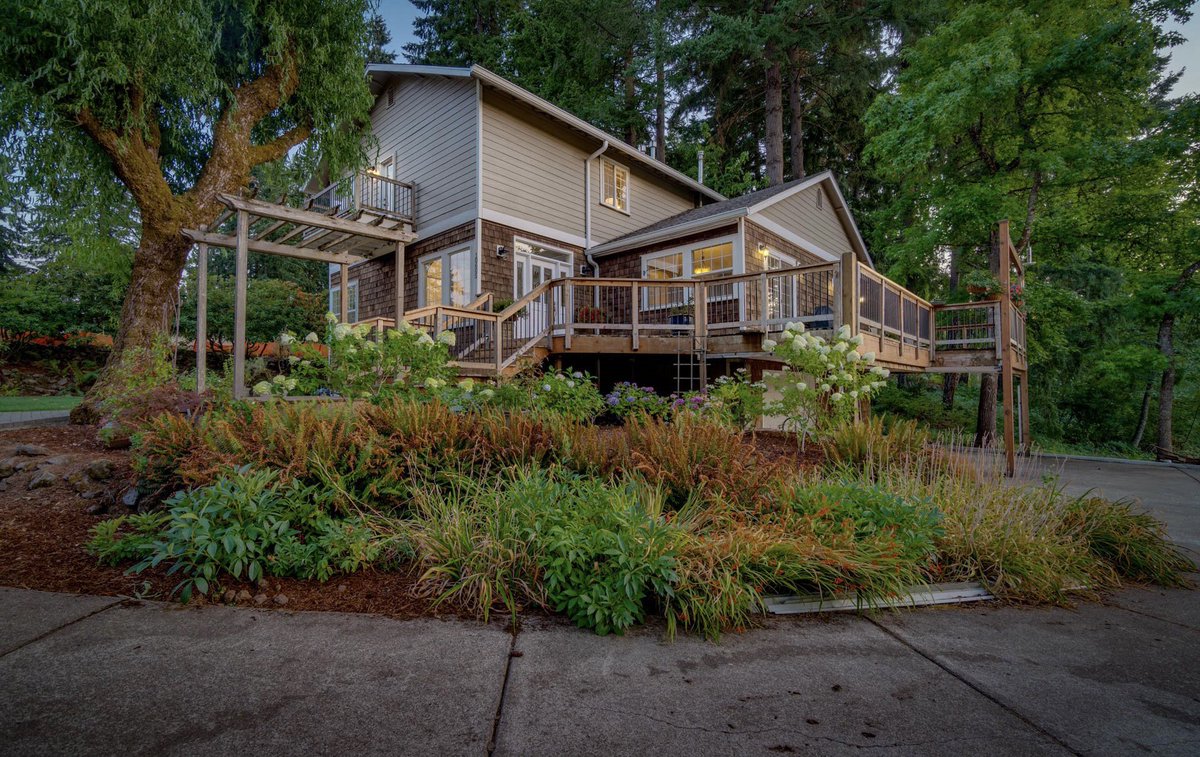 Overlooking more than 3 acres just off the Tualatin River, this dreamy retreat offers the serene feel of the country and the convenience of the city. 

Listed by The Steve Nassar Team

bit.ly/37xNTDw