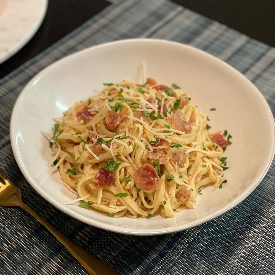 EatHoorayFoods's tweet photo. Drooling over @juliusmatro's #vegan carbonara using our #plantbased bacon and @followyourheart Parmesan 🥓🌱 What's your favorite pasta dish?​ #hoorayfoods #hoorayeveryday #repost #plantbasedrecipes #veganfood #plantbasedbacon https://t.co/qybBx2MAYY