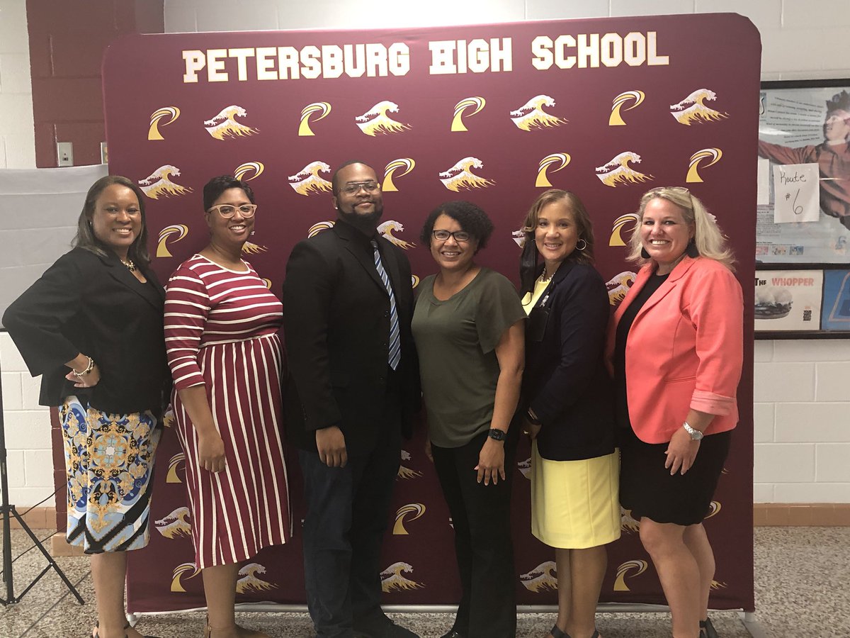 What a privilege to take a picture with these amazing school leaders!
#headheartandhustle @Pburg_Schools @Mr_Educated10 @EHMoseley6 @jkelley3778 @TrinaMitchener