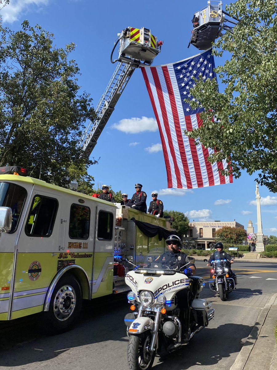 CityOfFranklin's tweet image. Battalion Chief Eddie House’s final ride through the Franklin Square. Rest In Peace Chief! ❤️🙏🏻😇