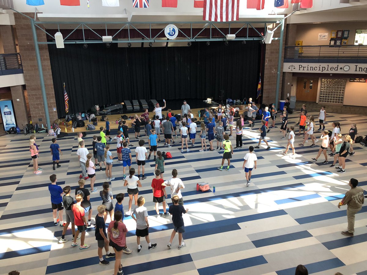 ErinIsley1's tweet photo. Great first few days at Ranch View Middle School! Fun welcoming our kids back! @ErinKyllo @GordonRVMS @RVMSUnified @MrSimpsonRVMS @BoydRVMS @CounselingRvms https://t.co/WirRJLZ1SJ