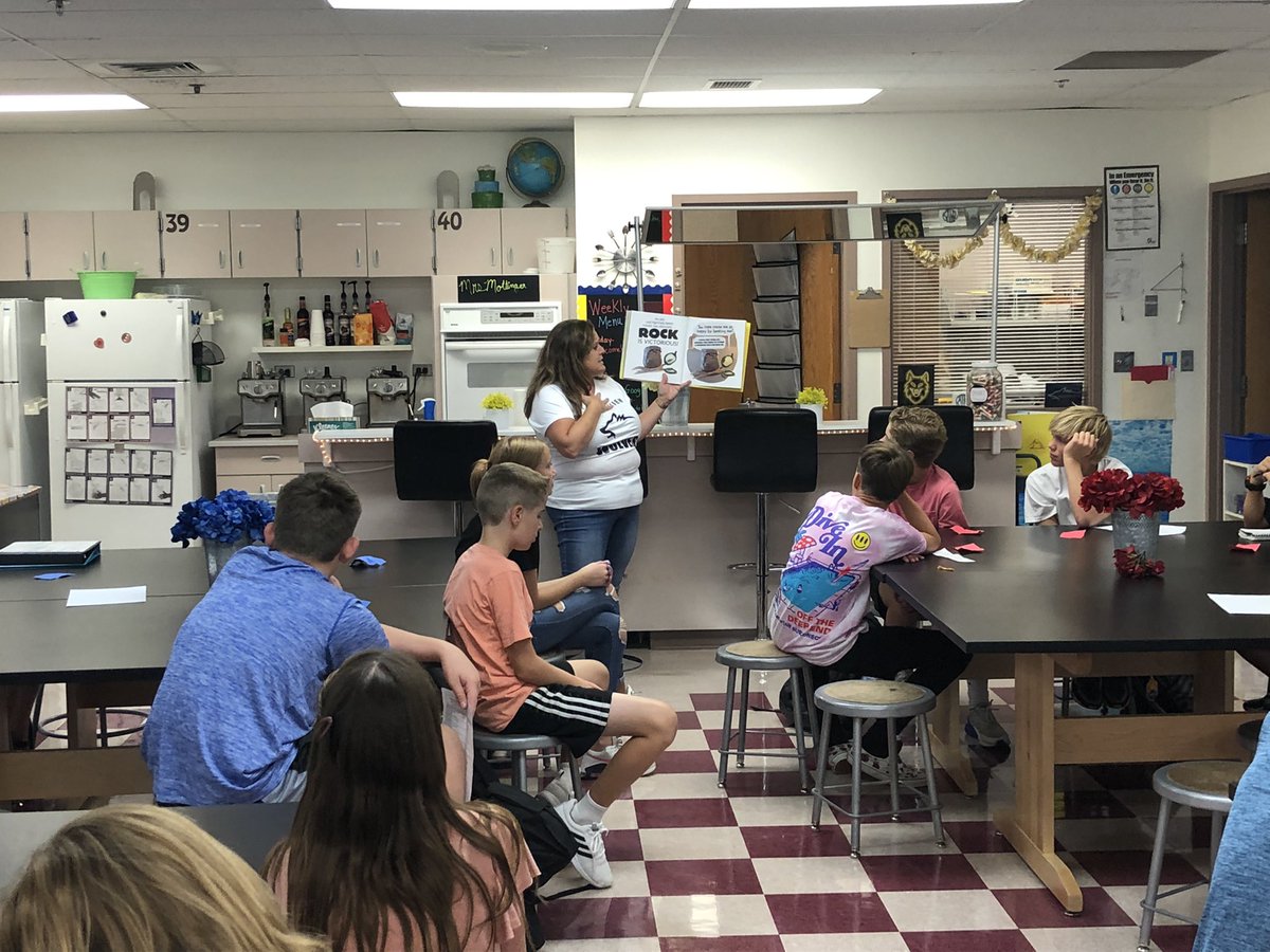 Great first few days at Ranch View Middle School! Fun welcoming our kids back! @ErinKyllo <a href="/GordonRVMS/">Tiffany Gordon</a> @RVMSUnified <a href="/MrSimpsonRVMS/">Chandler Simpson</a> @BoydRVMS <a href="/CounselingRvms/">RVMS_Counseling</a>