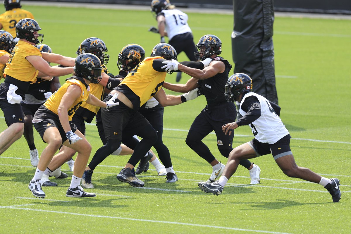 BobButrym's tweet image. The hand of progress with 2019&apos;s Top O-Lineman award winner.  The stalwart @McMasterSports alum will certainly be a needed boost. 

#BackToPractice  @CVZ54