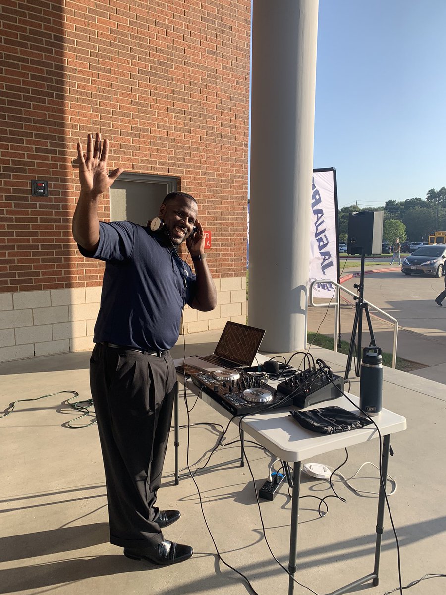 StoppGeri's tweet photo. Assistant principal, @MrMalcolm06, turned DJ for 1st day of school @FMHS9! #JamminJag https://t.co/v3OHMkr57u