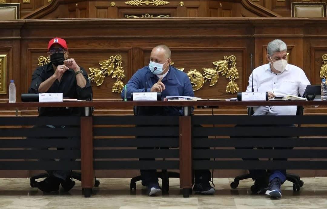 IsabelFiguere14's tweet photo. Extraordinario encuentro del #GPP encabezado por @dcabellor, @jorgerpsuv y @eduardopiate2, las fuerzas Chavistas se preparan para ir a la conquista de una nueva victoria por el bienestar de la patria y la continuidad del proceso revolucionario.
@NicolasMaduro
#LaClaveEsVacunarse https://t.co/dpqWlT8M1E