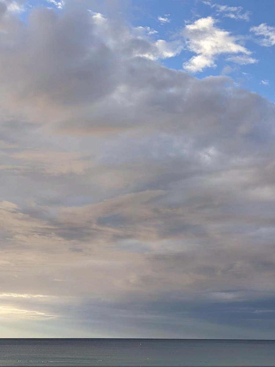 Splash! 💦 What a morning! Too tired to exercise, I just went for a run up to Bronte while a few of my friends where playing with dumb-bells (😜), throwing rocks and  crawling in the sand. I just joined them for a swim under this epic light. #bondi #teampixel #googlepixel5