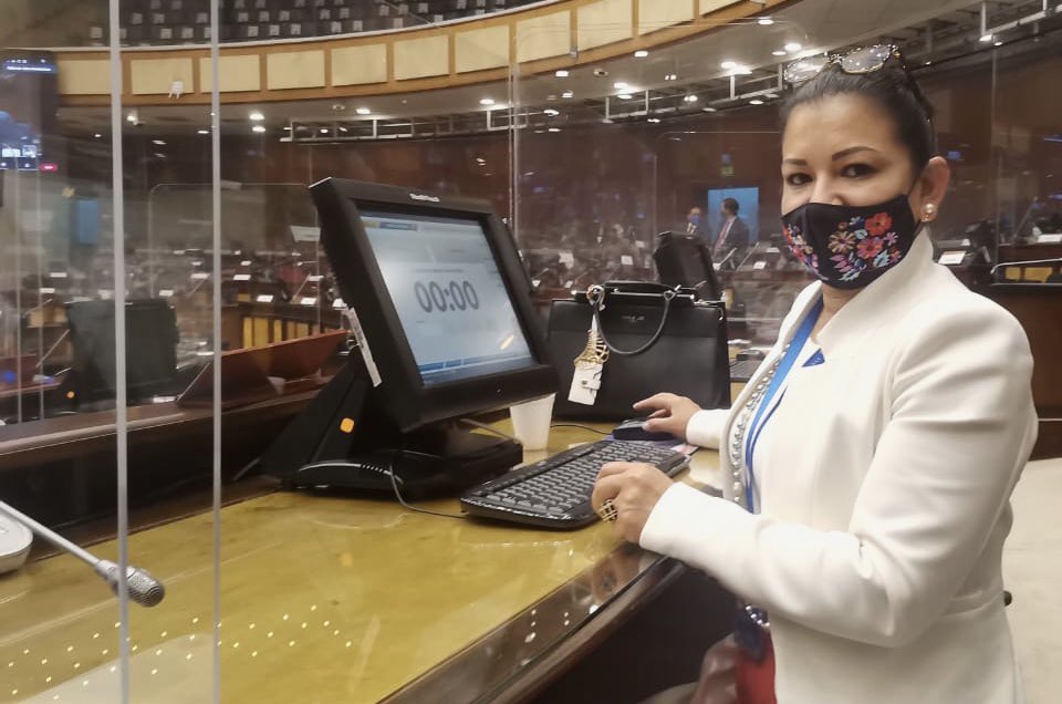 Isabel_EJ's tweet photo. Más de 1000 informes de predeterminación caducados y un perjuicio para el país sobre 5.000 millones de dólares. Esas son razones contundentes para el #JuicioACeli. Como asambleístas, estamos llamados a frenar la corrupción, por la que se procesa al excontralor #PabloCeli. https://t.co/MSYFDpsFse