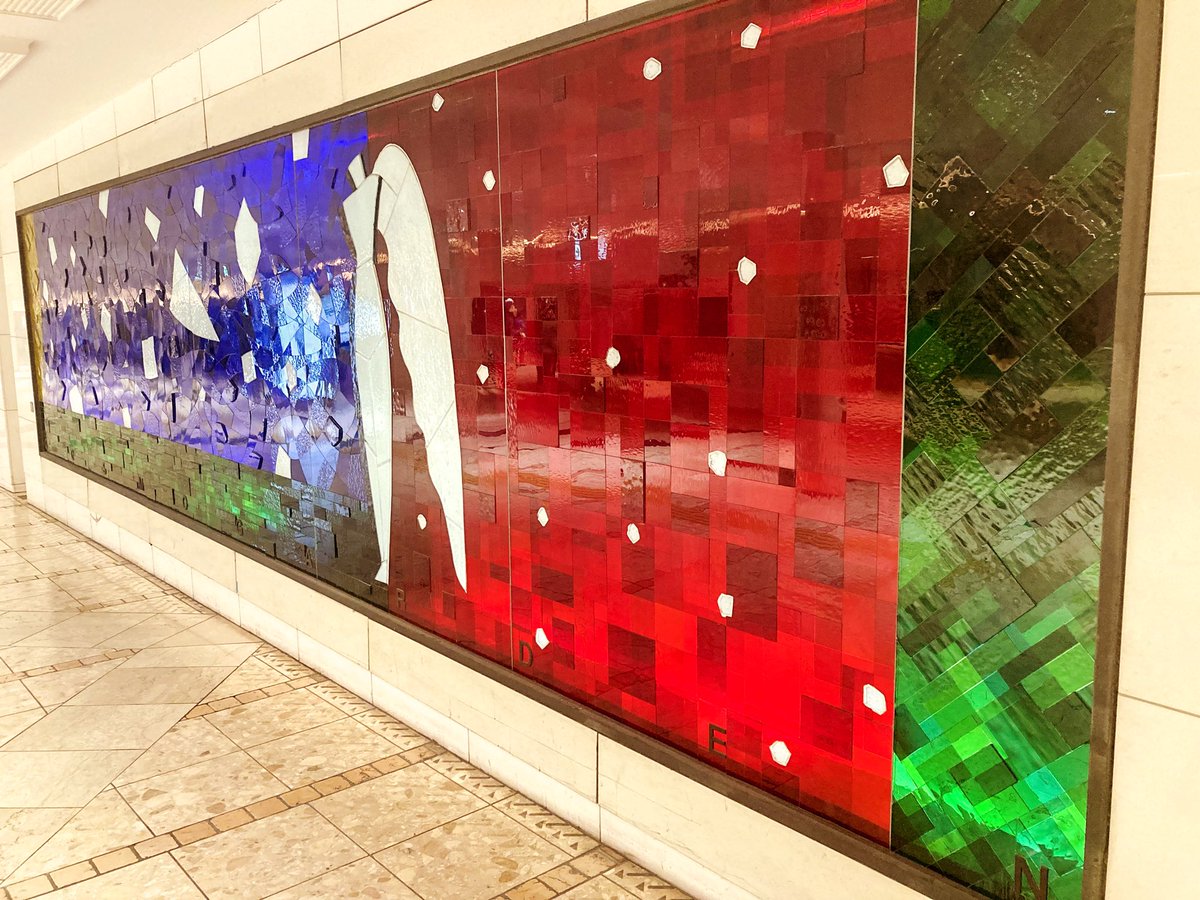 HatchOsaka's tweet photo. 【『#COSMOGARDEN』(#黒田アキ）】地下道「#ガーデンアベニュー」の中央あたりの壁面にある作品で、同志社大卒業後はバリ移住して活躍している黒田アキが1992年から現在まで続けている流動的、「異種混合的」なトータルアート活動「COSMOGARDEN」（コスモガーデン）」シリーズの一作品

#大阪 #梅田 https://t.co/126cL5pjcf