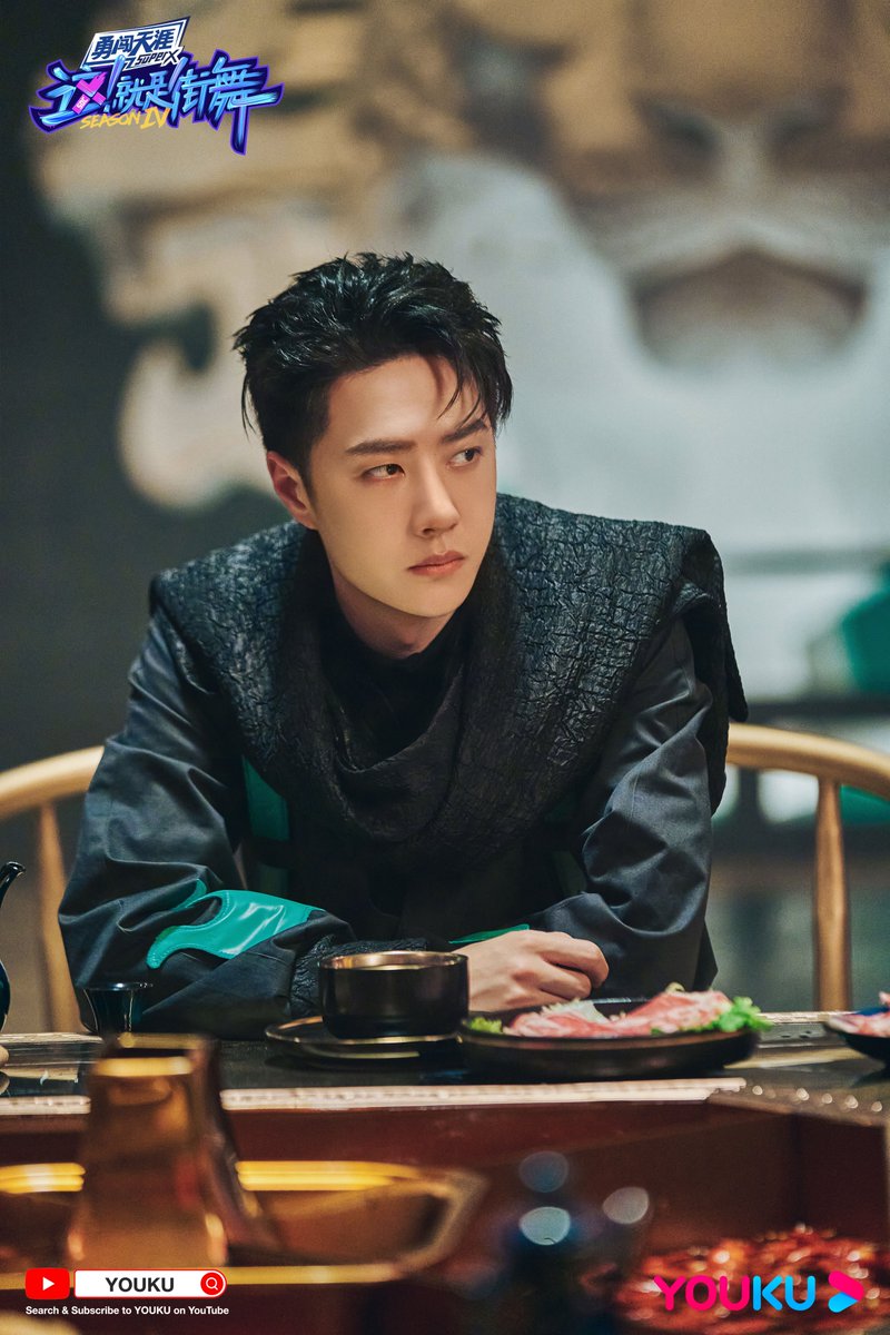 YoukuOfficial's tweet photo. #StreetDanceofChinaS4 Sharp-eyed captain #WangYiBo will boom the stage! He reinterprets the trend of street dance in techwear outfit! Captain Wang YiBo will pursue street dance with extreme love!

#YOUKU #优酷 https://t.co/pvEvsXYY8n