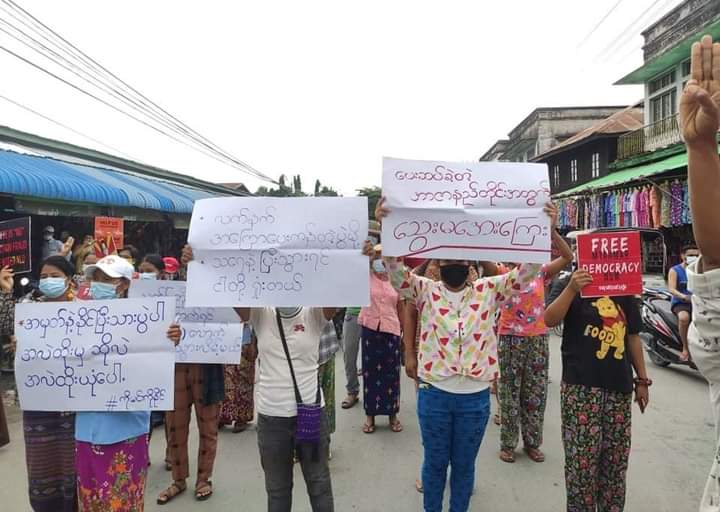 aom_april's tweet photo. " ပြုတ်ကျသွားတာ မဟုတ်ဖူး
ခုန်ချသွားတာ ငါတို့ အနာဂတ်တွေ " 

Anti-military strike in front of Myoma Market in Kale.

#ChinaSupportingJunta
#Aug12Coup 
#WhatsHappeningInMyanmar https://t.co/NRlrnvfvYw