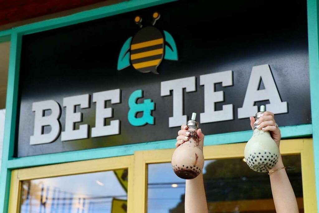 kailuatownhi's tweet photo. Be boba proud! Is that a thing? Of course! Why not?! ๐๐ #Repost @beeandteakailua: Holding our bobas high so everyone can see ๐๐ง๐โโ๏ธ #BeeAndTea https://t.co/TwSwatFfNK https://t.co/WUAcEiX5Oq