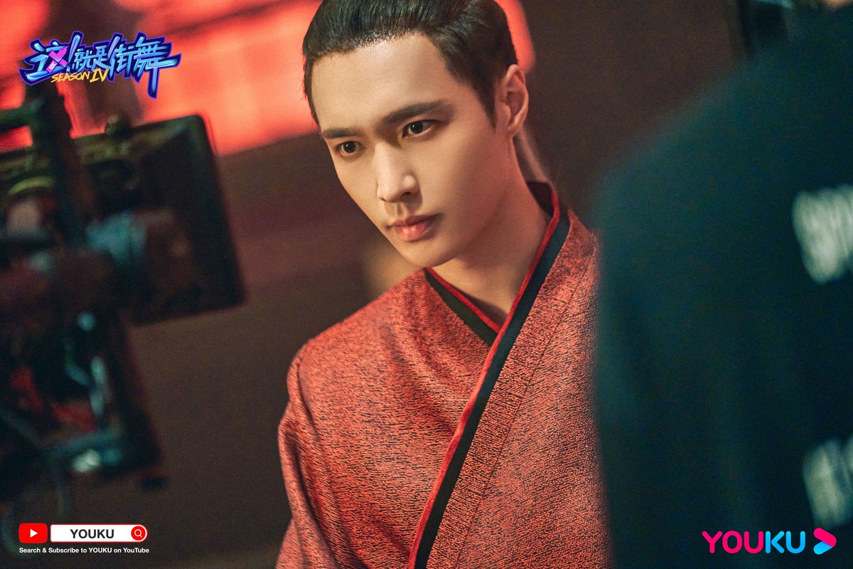 YoukuOfficial's tweet photo. #StreetDanceofChinaS4 Captain #LAYZhang in red Chinese costume! Unfolding a new era of M-pop and carrying forward street dance with LAY’s style, captain @layzhang starts a new journey in SDC4 with a Chinese-styled performance and makes a great impact!
 
#YOUKU #优酷 https://t.co/d7HAMMXUha