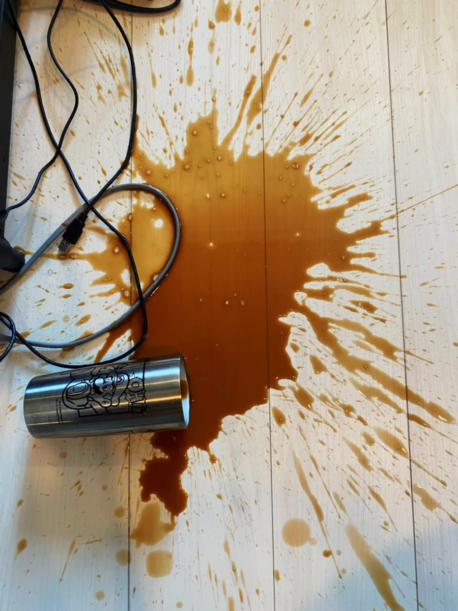 コーヒーは飲んで目を覚ますよりも…溢した方が目が覚める！！