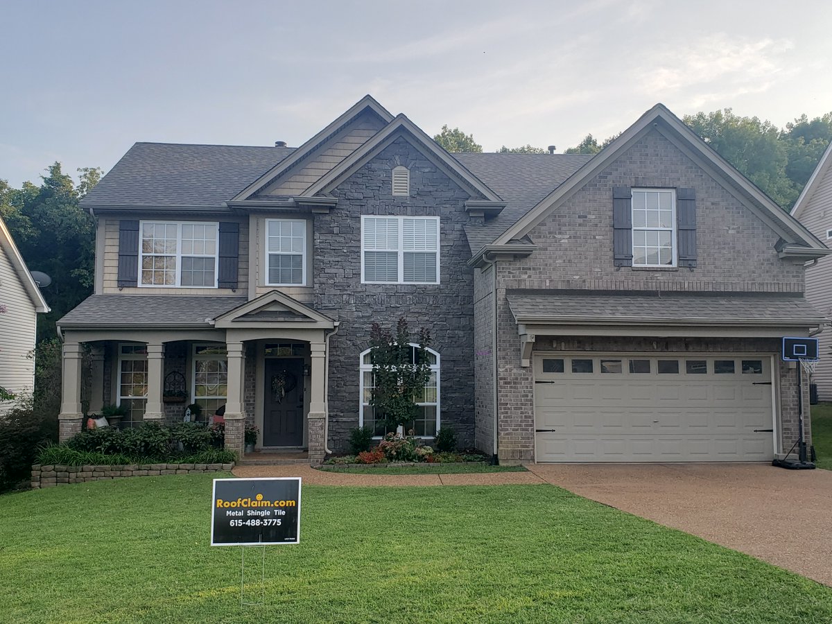 RoofClaimUS's tweet photo. Roof replacement completed in Nashville, TN! How beautiful is this home?!?😍 

#roofclaim #roofing #roofreplacement #rooftechnologyexperts #wearehiring #joinourteam https://t.co/7Jib1lyu3C
