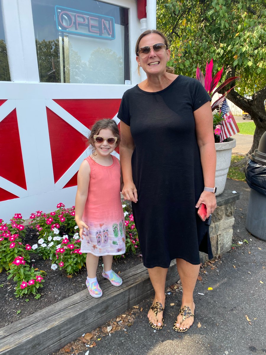 BrookPrincipal's tweet photo. Perfect day for a cold treat with my mini best friend! #icecreamdate #bestfriends #brooksummerfun https://t.co/crrn3pFTwZ