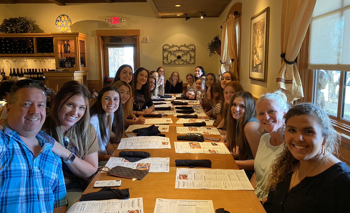 canyonVB's tweet image. Family feast! #TheOnlyWayIsFOOD #CarbLoading #EndlessBreadsticks #CCVB2021